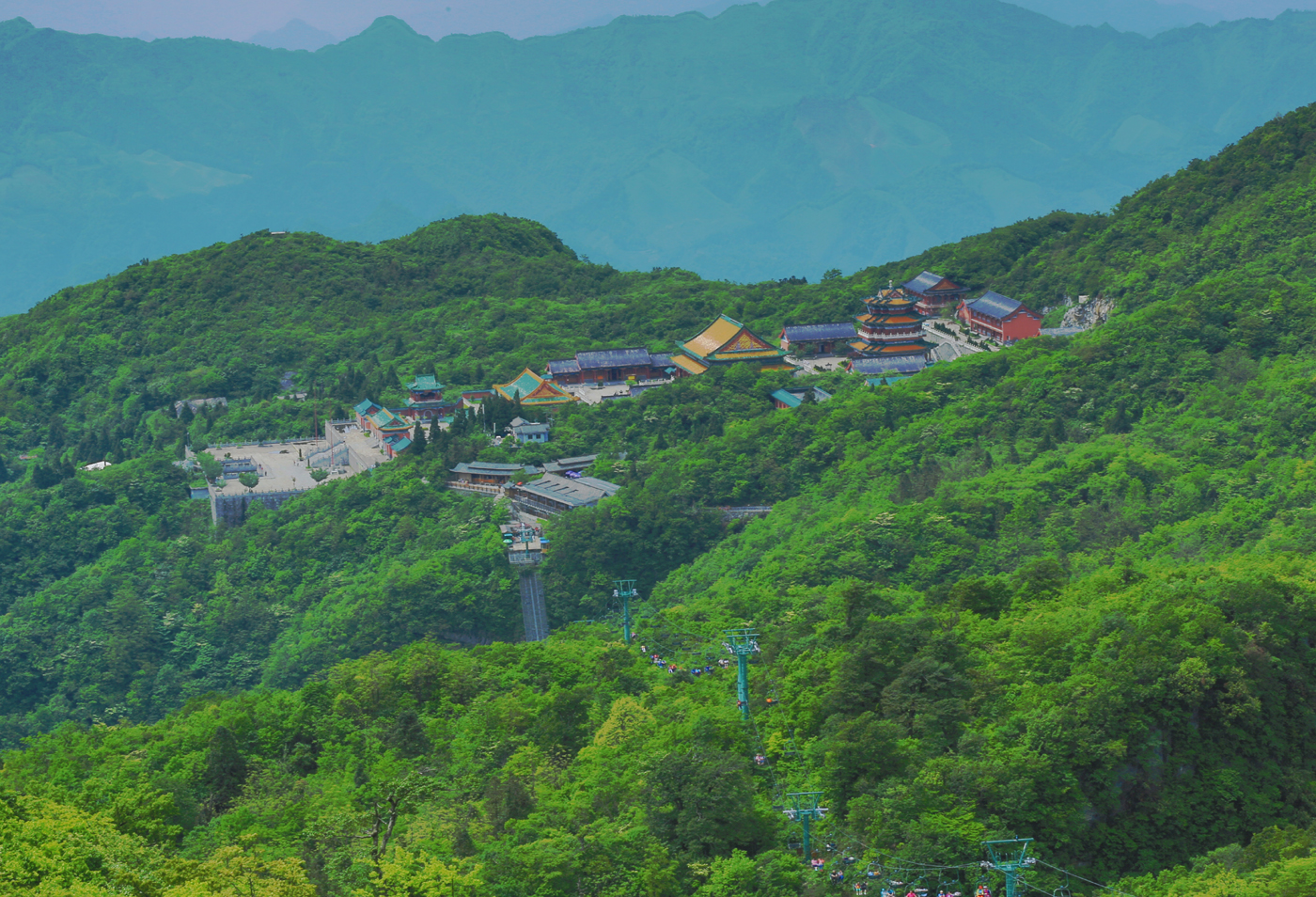 绿色环围天门寺