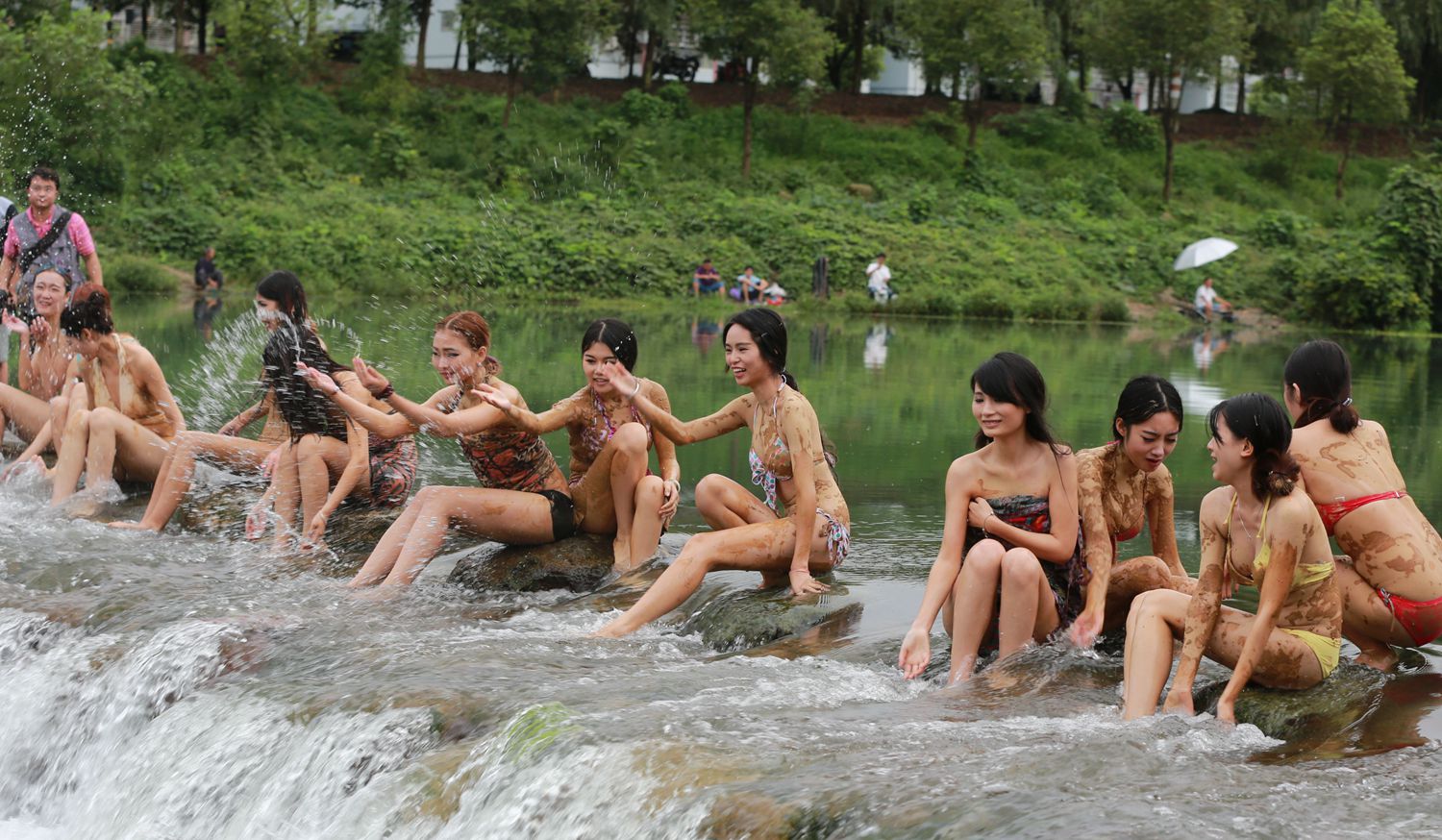 美女戏水
