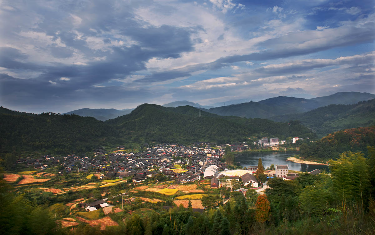 暮云爽秋高椅村