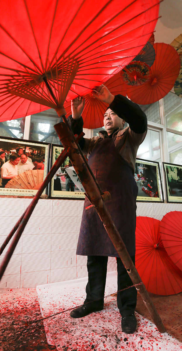 民间制伞艺人。