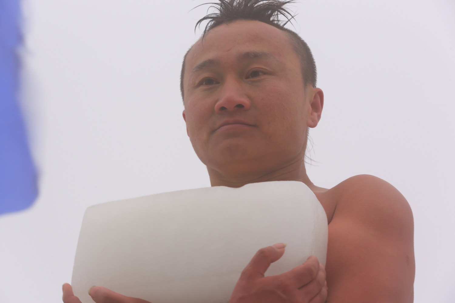 火娃抱冰