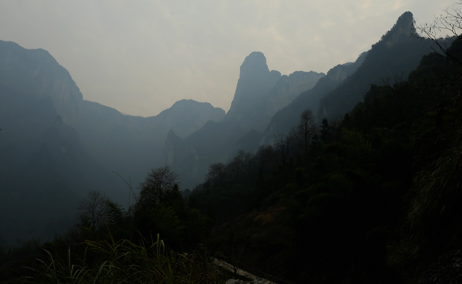 高峻突兀