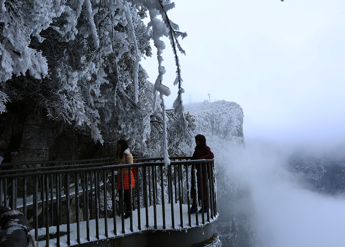 天门山雪挂