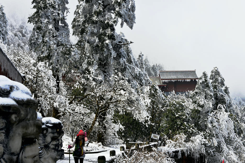 峨眉春雪
