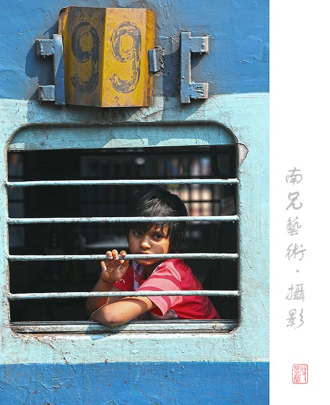 小火车上的男孩