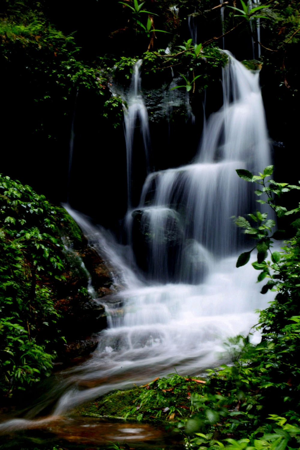 山涧飞瀑