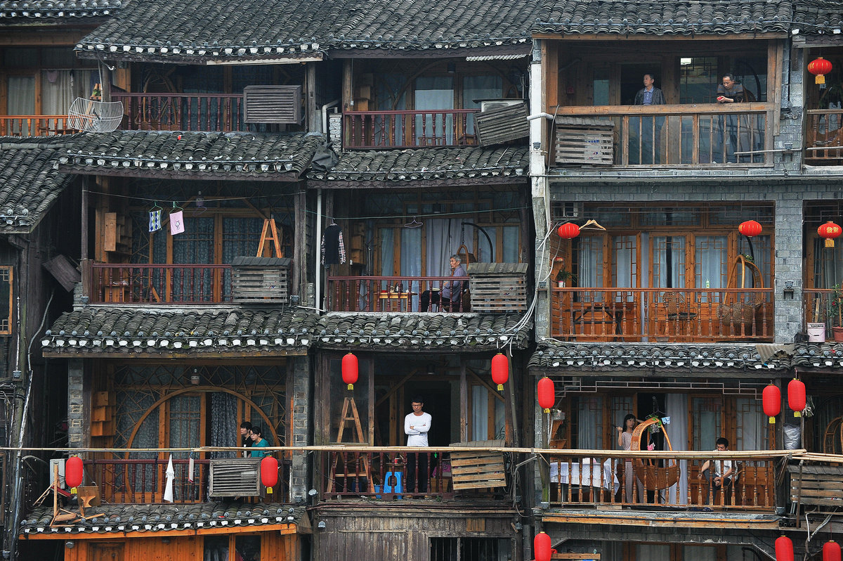 住在吊脚楼上的人们
