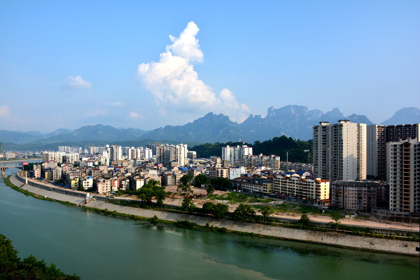 蓝天、白云、青山、绿水、家园