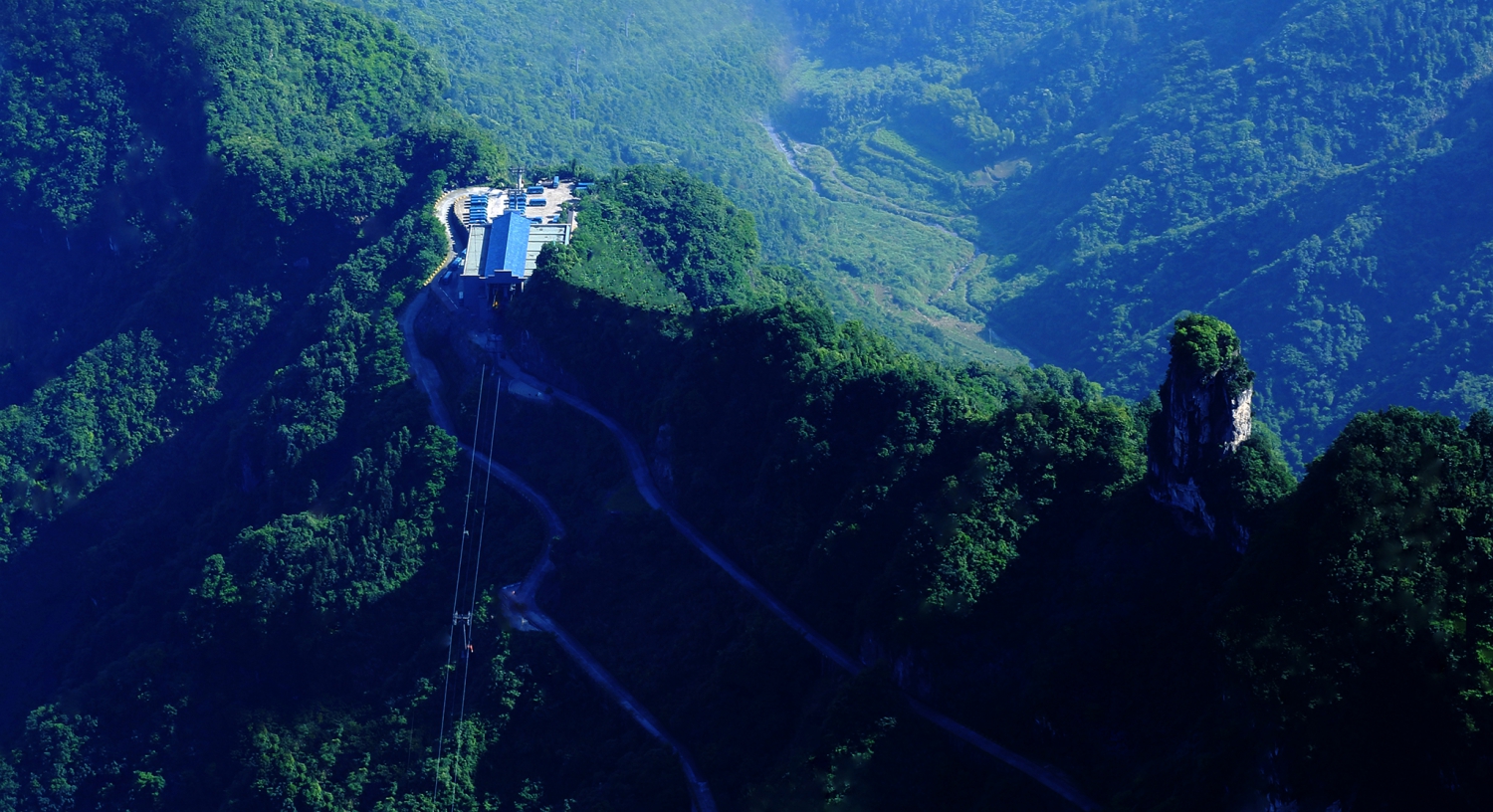 索道中站远眺