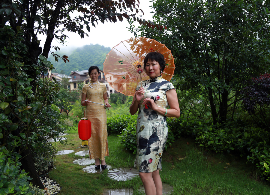 碧桂圆里旗袍女