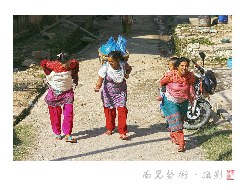 走在乡间的小路上