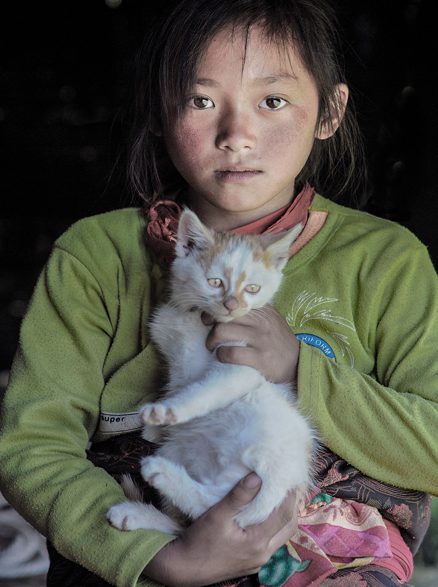 抱小猫的藏女