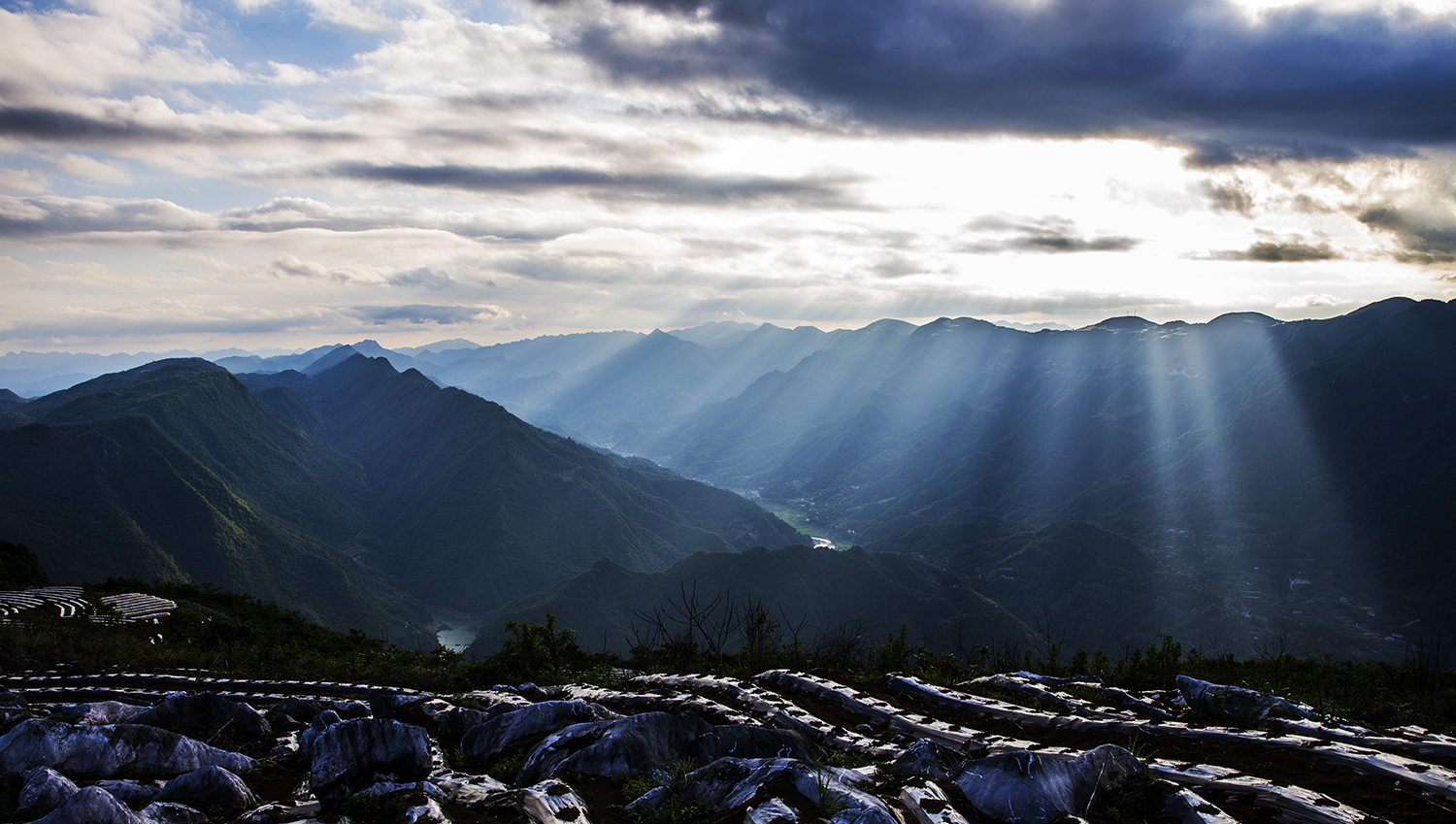 阳光洒山乡