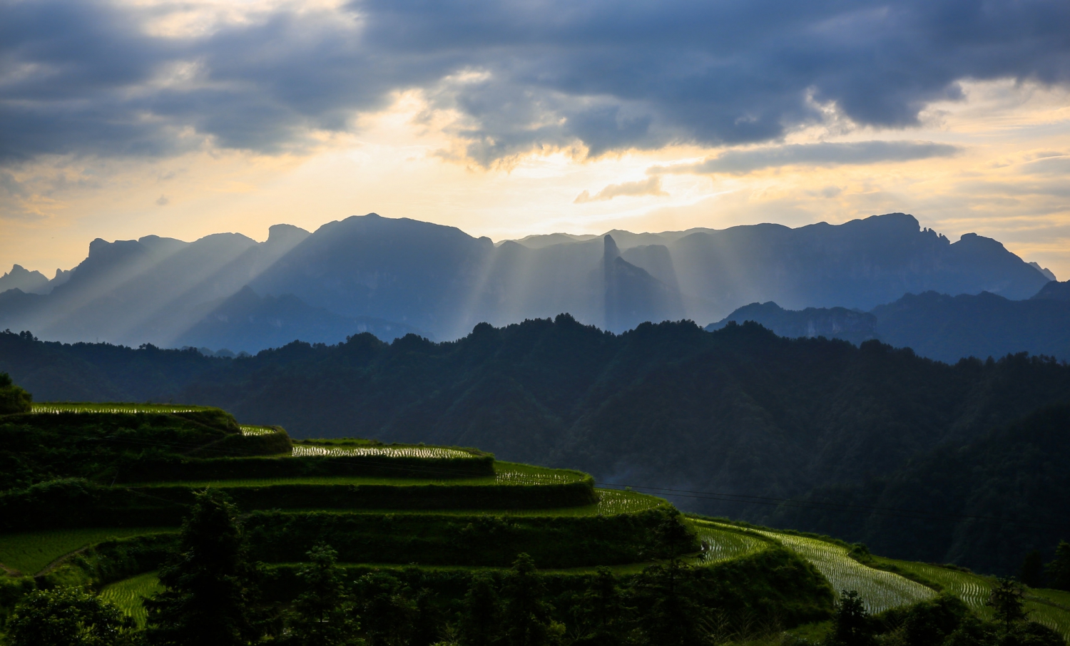 雨中乡村