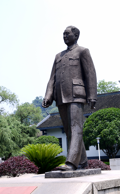 贺龙铜像