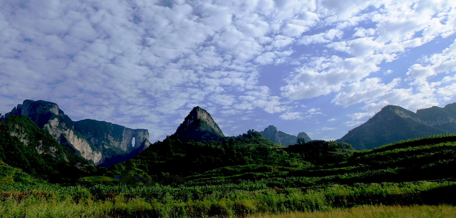 白云映照天门山
