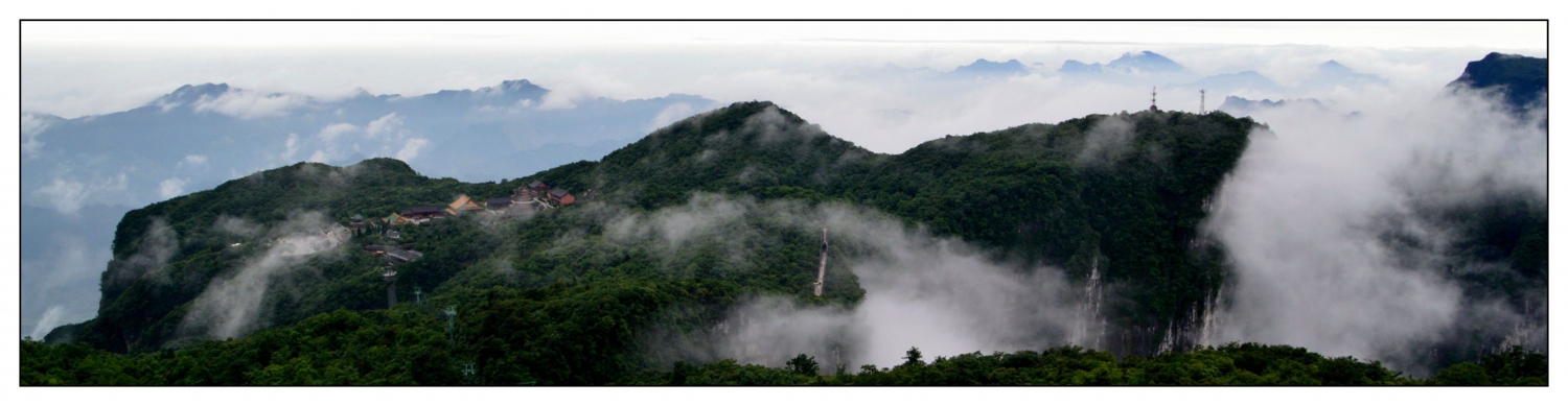 云遮雾绕天门山