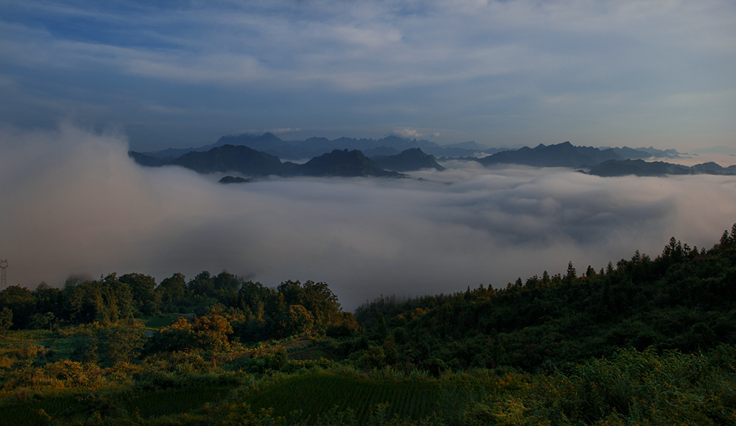 雾涌山川