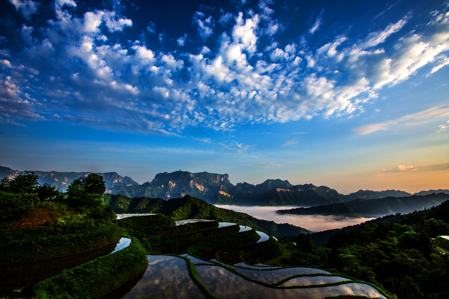 天门晨韵