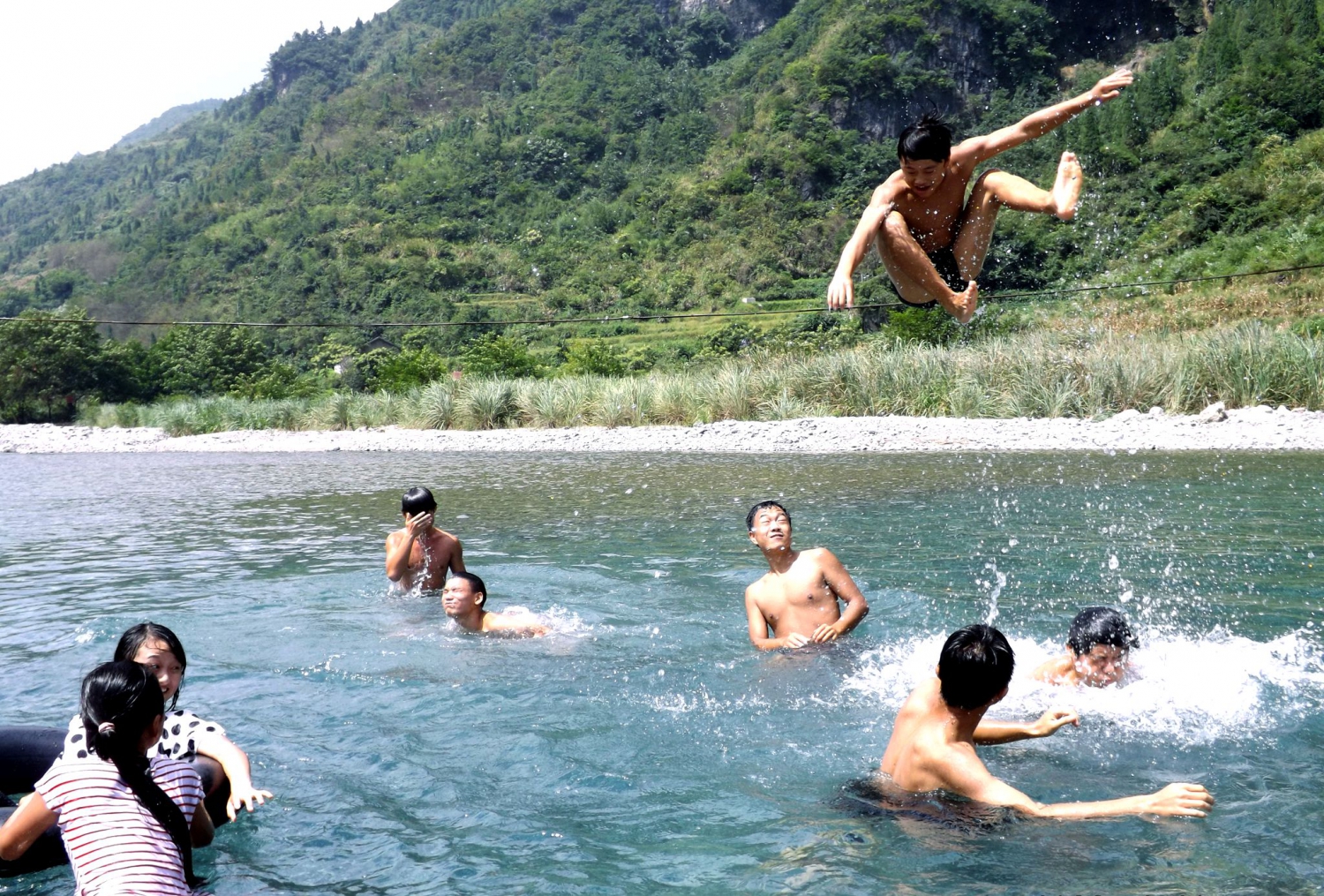 水中嬉戏