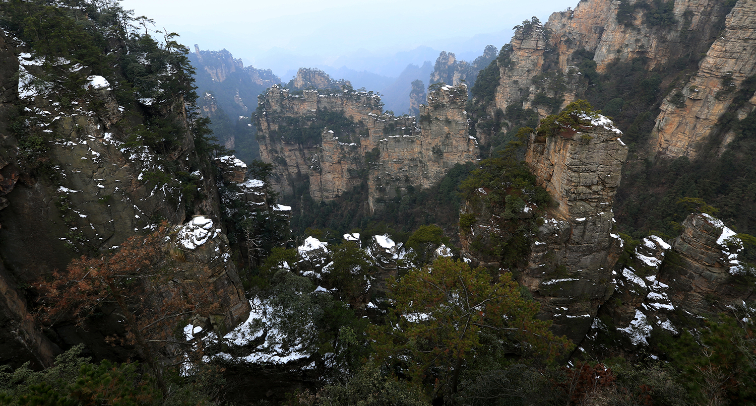 峰墙留残雪