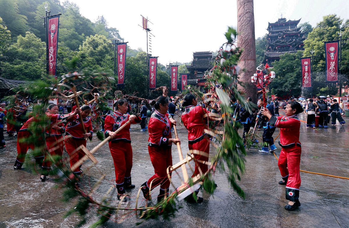 草龙狂欢＂六月六＂