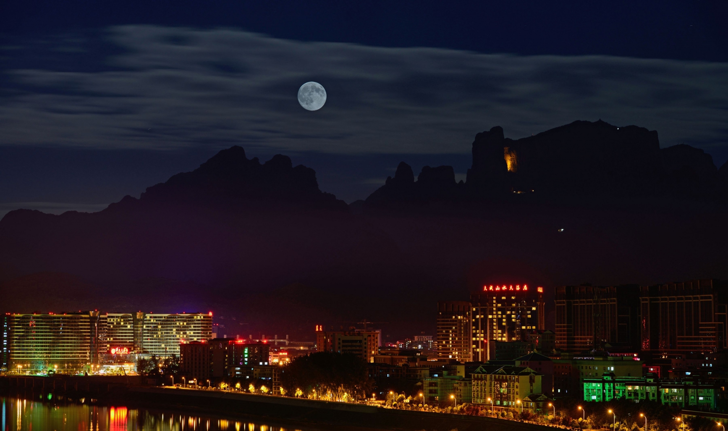 天门月夜