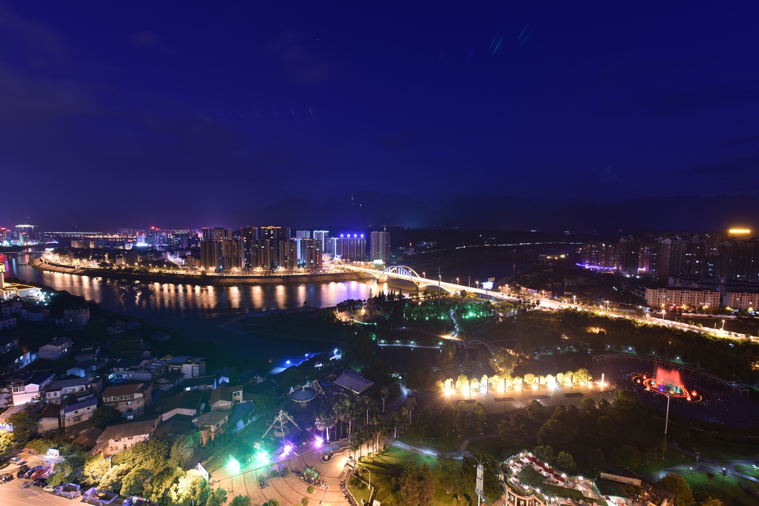 夜观新庸城 天门流星雨