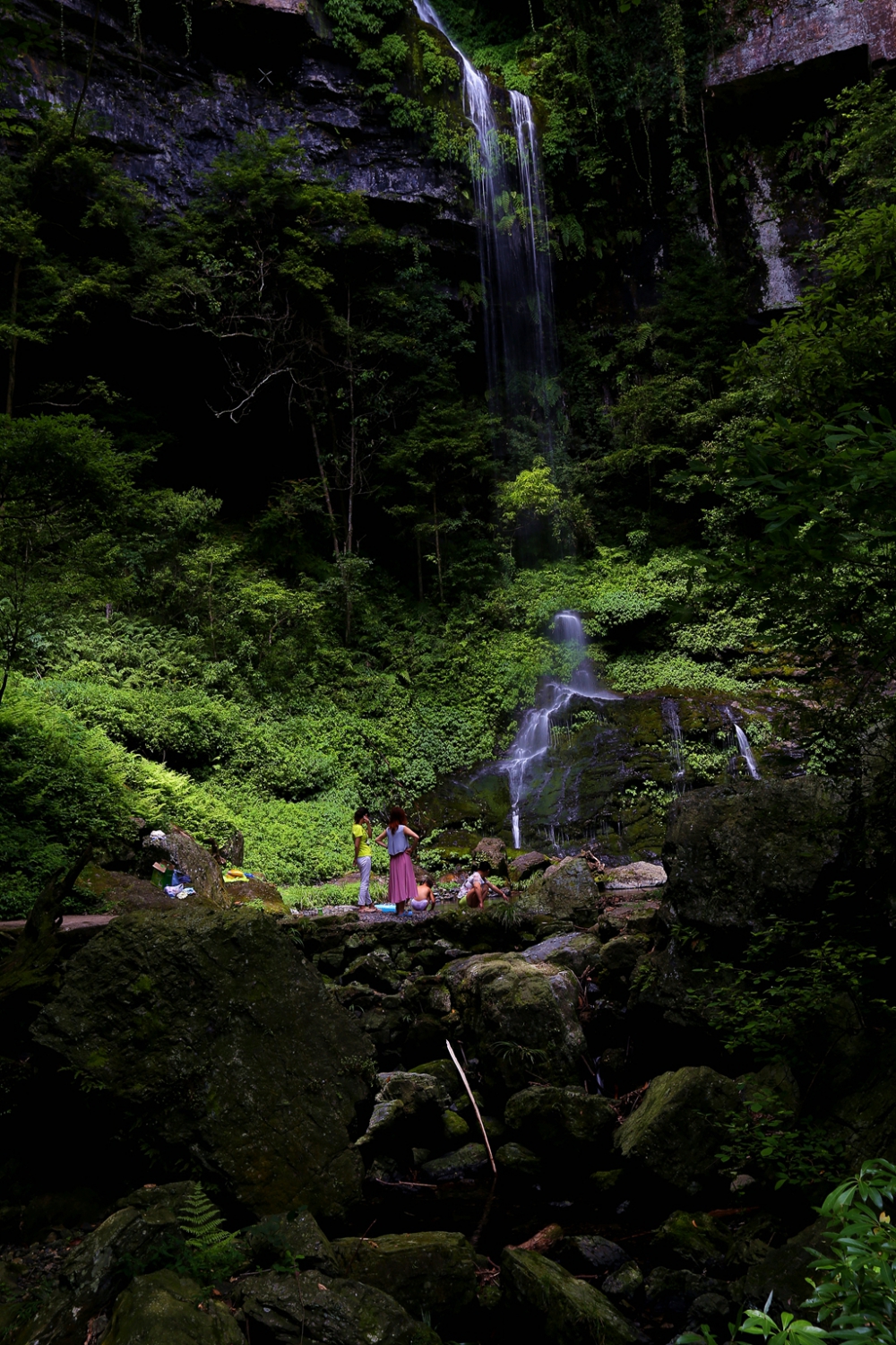 小溪飞泉