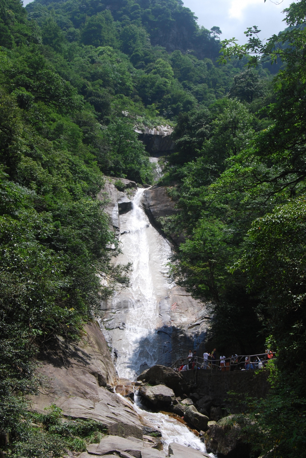 乱石溪流