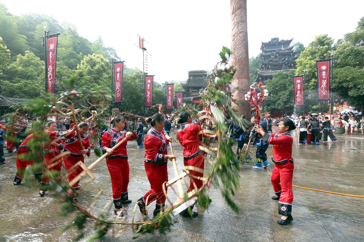 草龙狂欢＂六月六＂