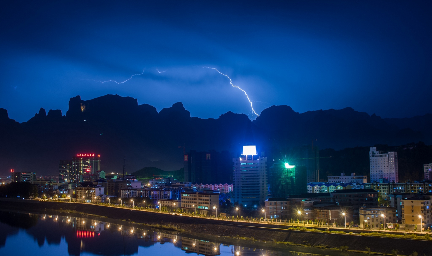 看不见的风景--电闪雷鸣张家界