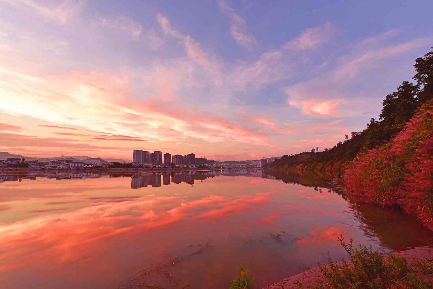 夕阳染澧水