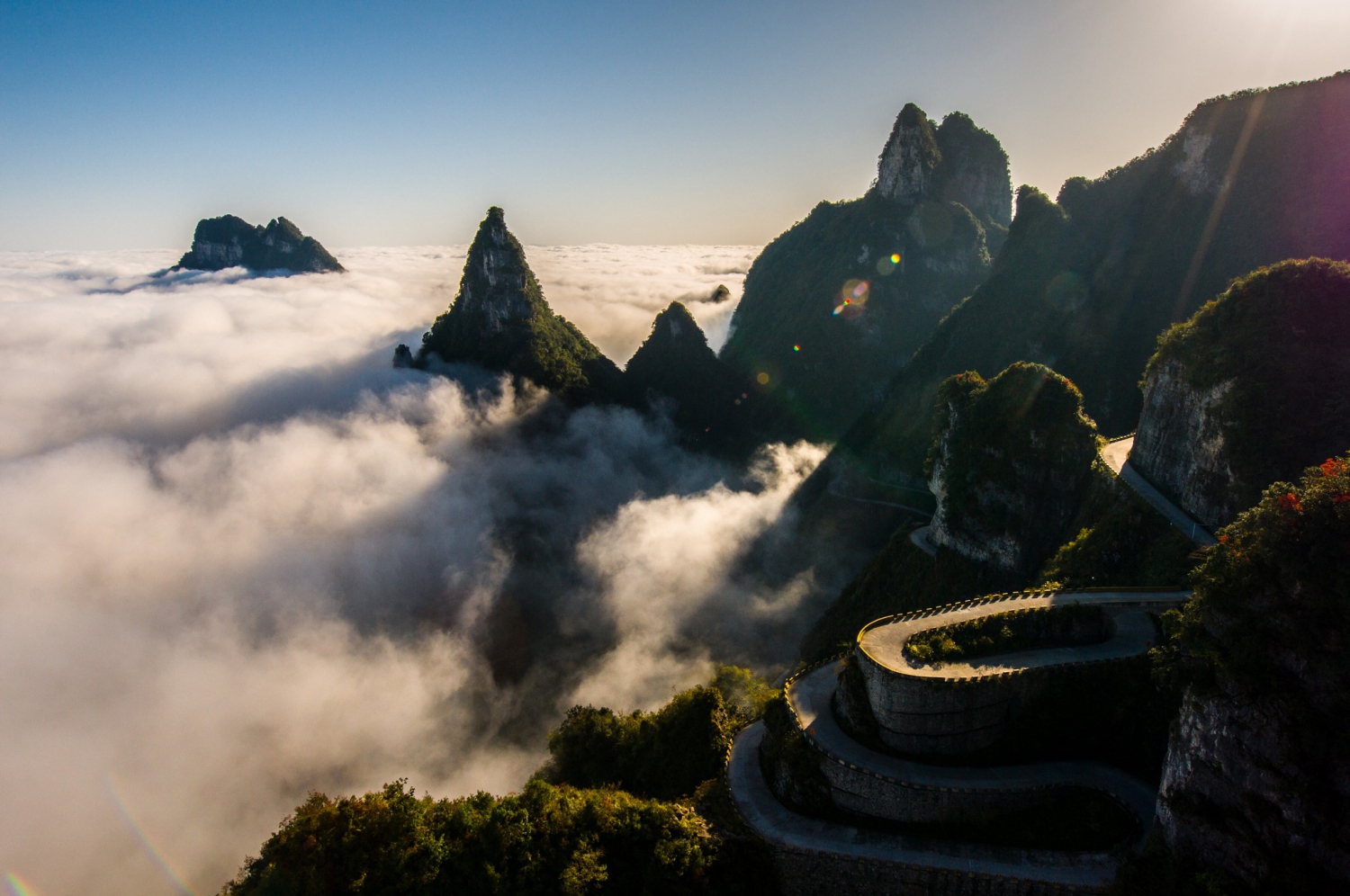 穿过云端的路
