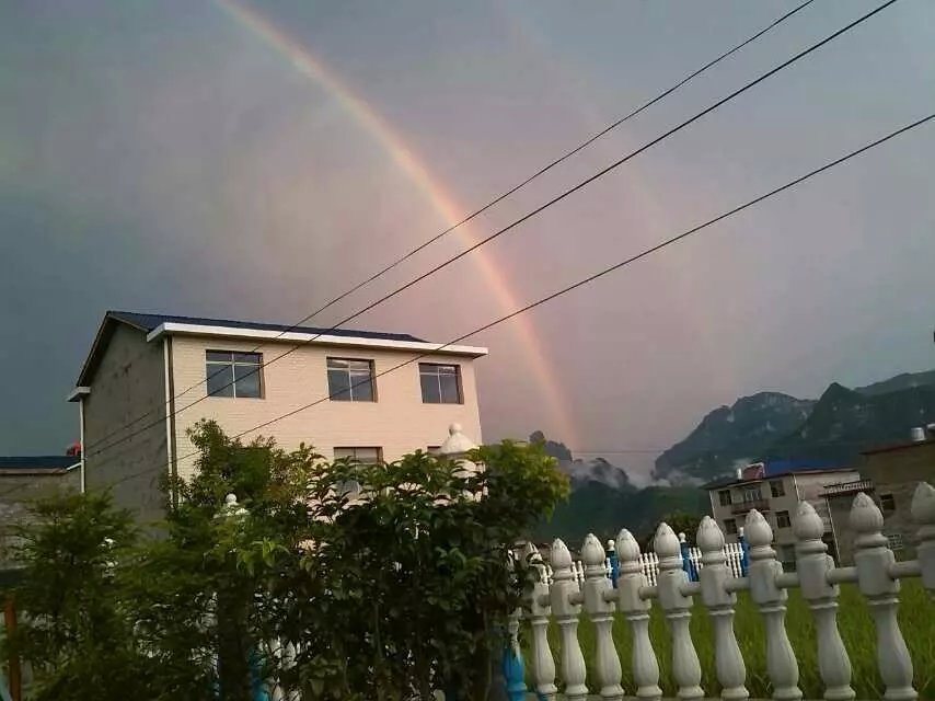 彩虹中的天门山