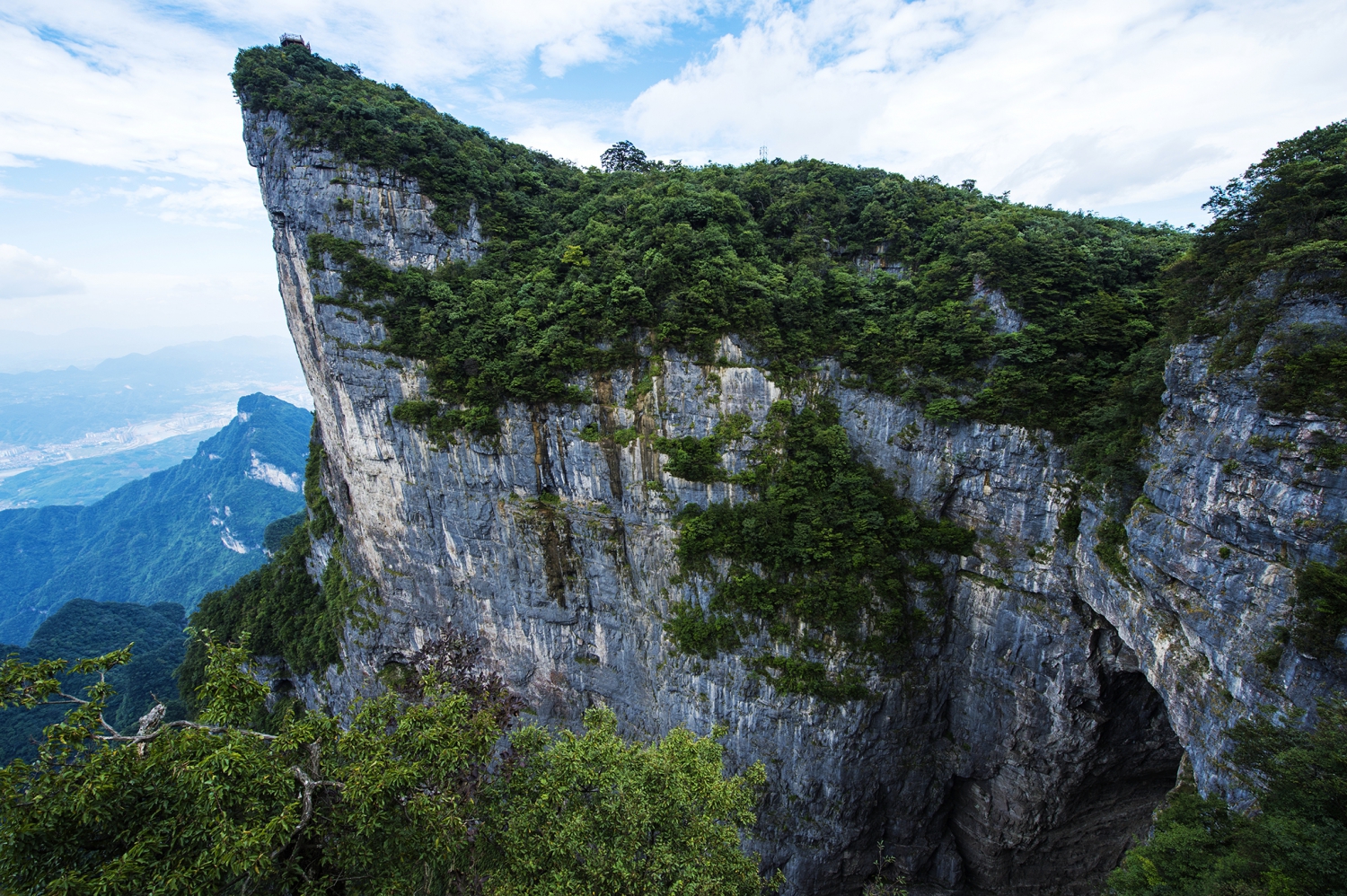 山是万宝山