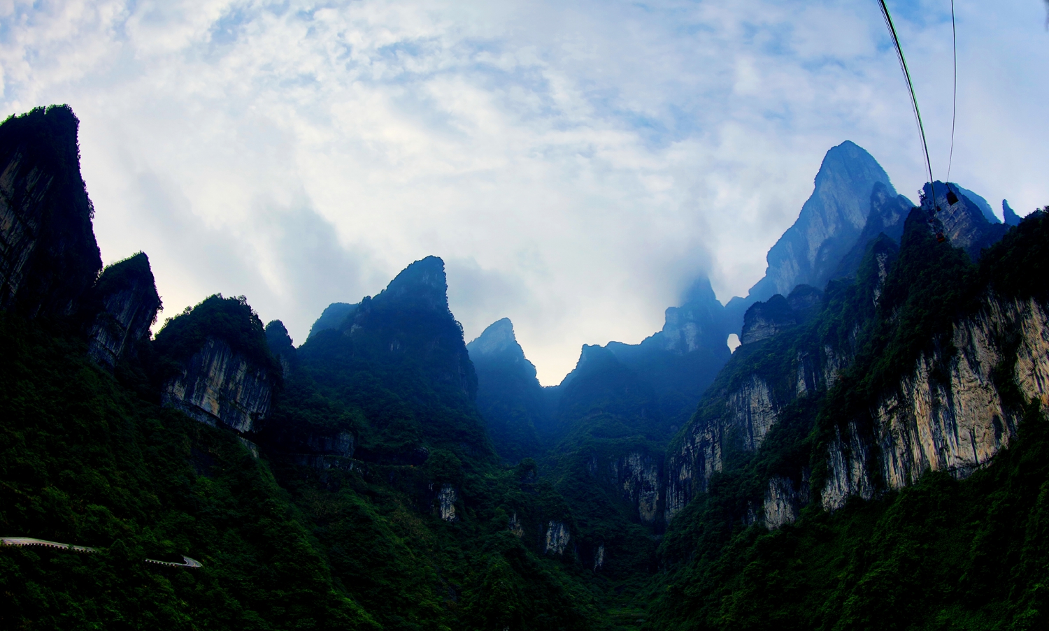 白云映仙山