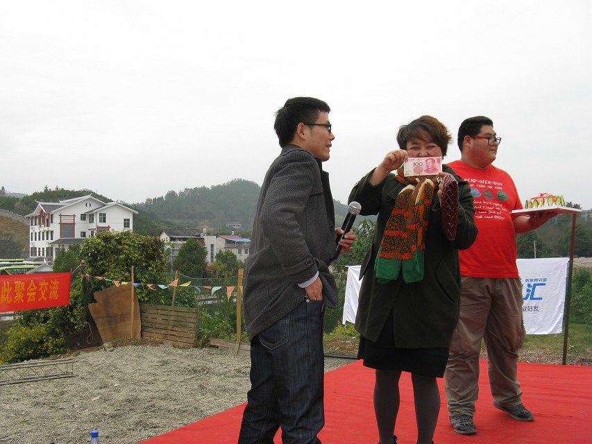 老农村  有钱进