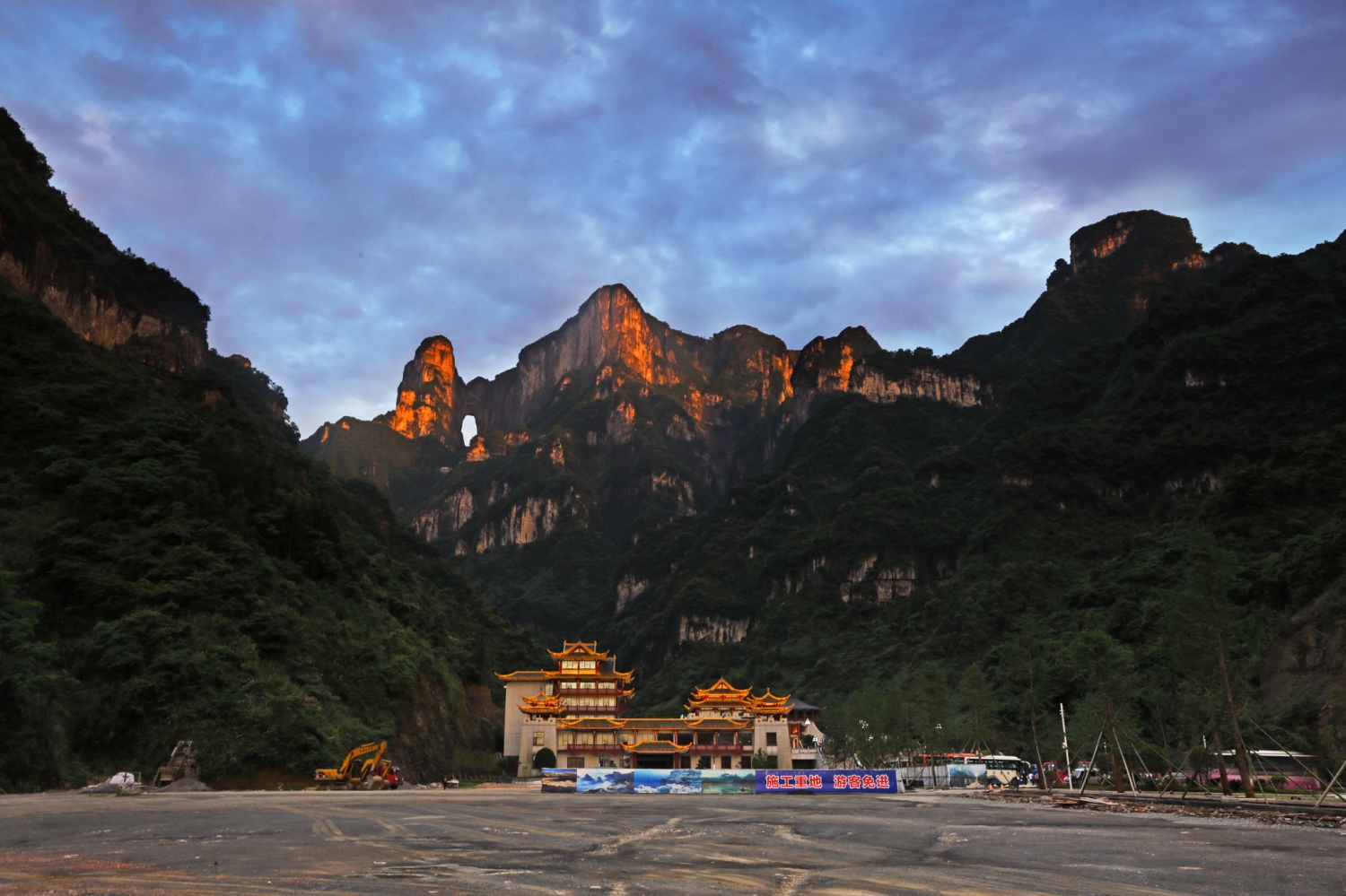 夕照天门