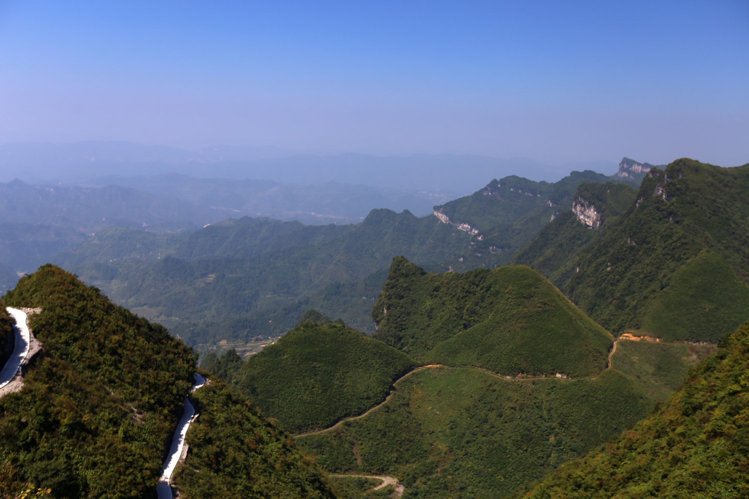 险峰熊壁岩