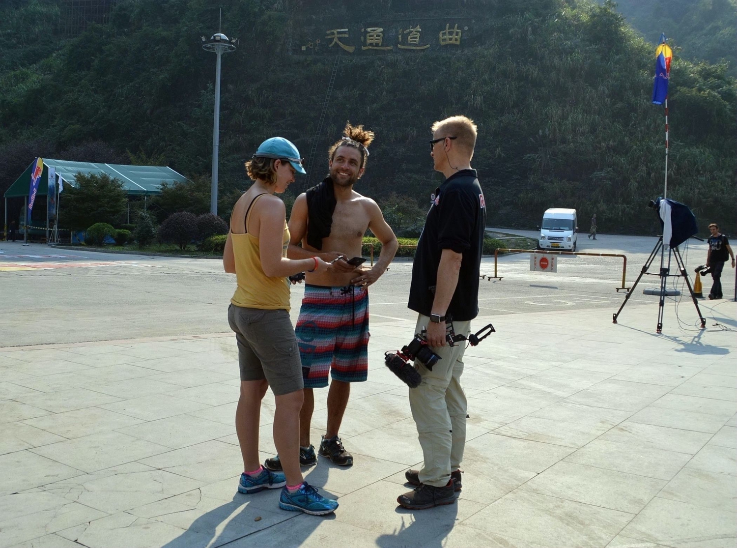 塞巴斯蒂安遇险记--救援队在荆棘中开路