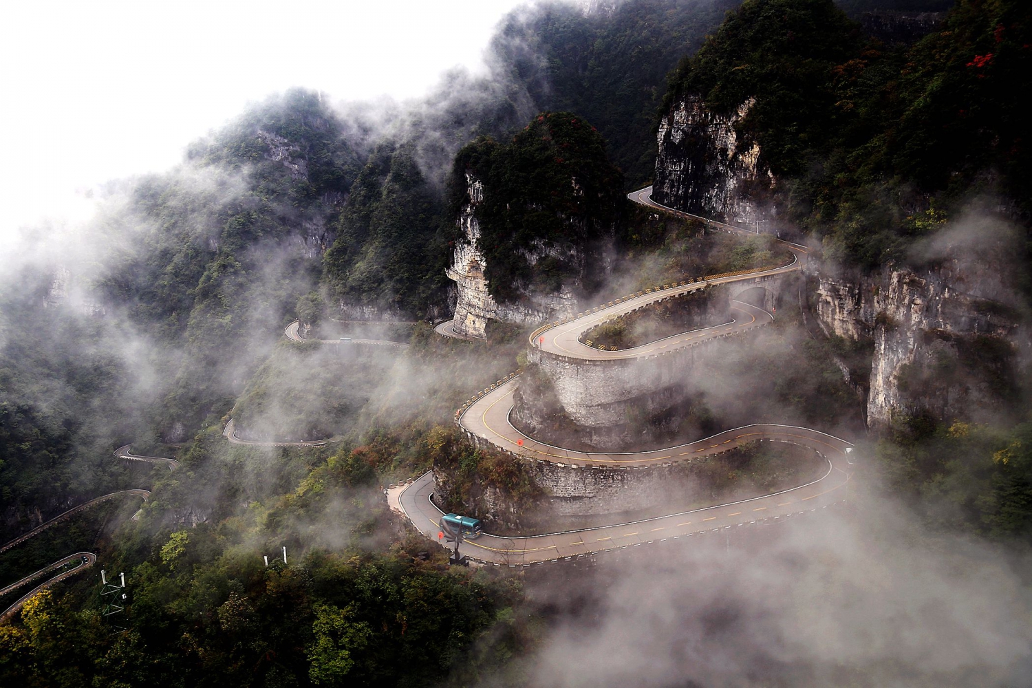 云蒸雾绕天门路