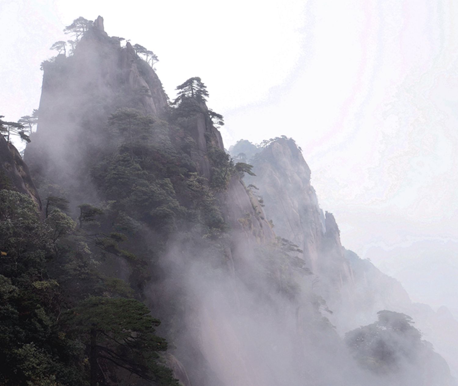雾漫山峰