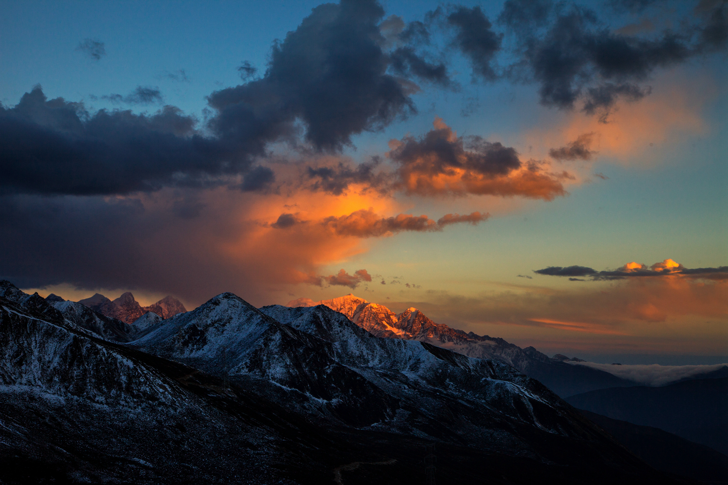 《夕照金山》