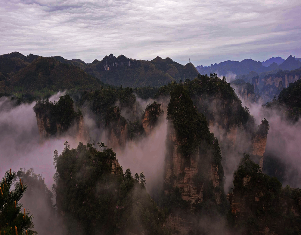 仙山吐雾