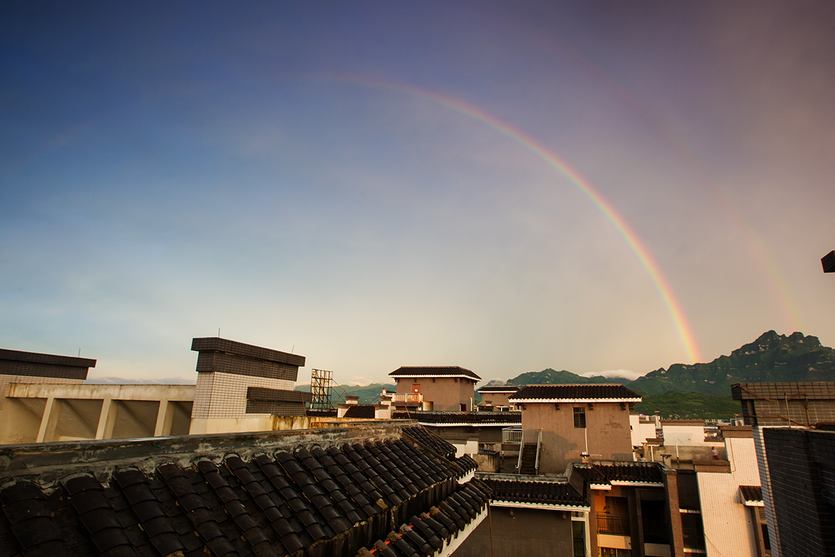 雨后霓虹