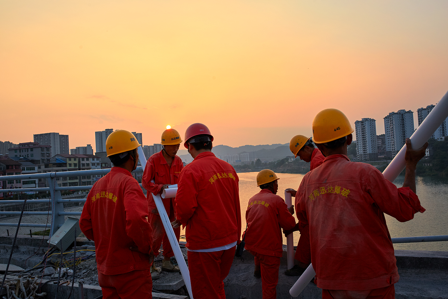 夕阳下的爆破工