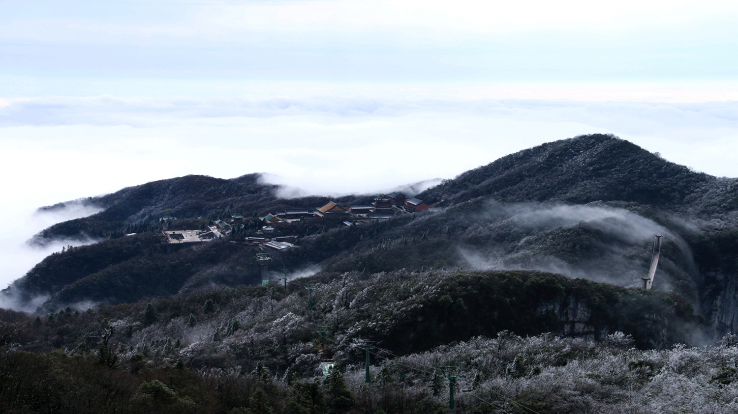 远处的天门山寺