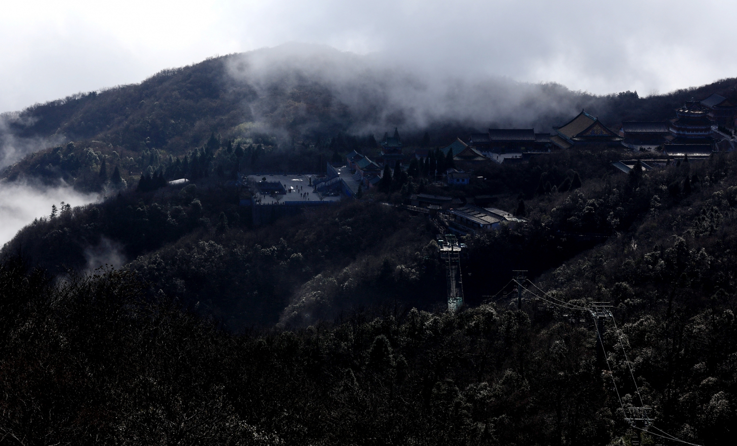 秋雾中的天门山寺