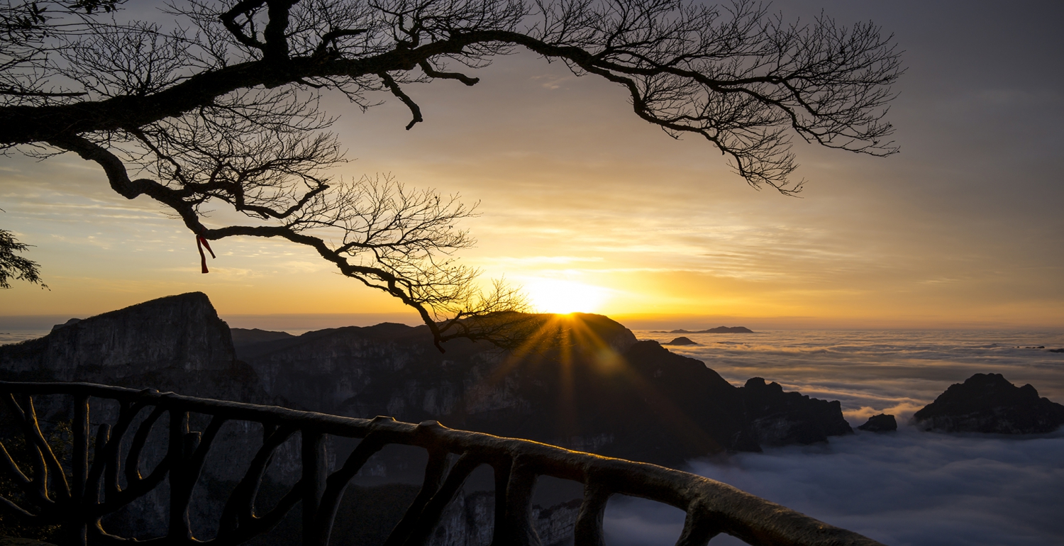 夕阳下的天门山云海